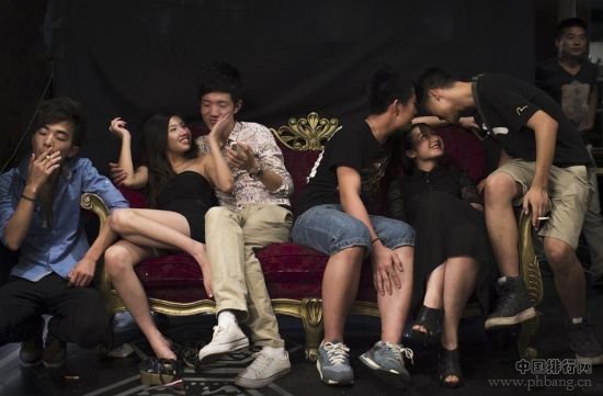 《上帝给了我们一张沙发》(系列) 作者:杨抒怀 2014第二届中国摄影年度排行榜评审结果排名