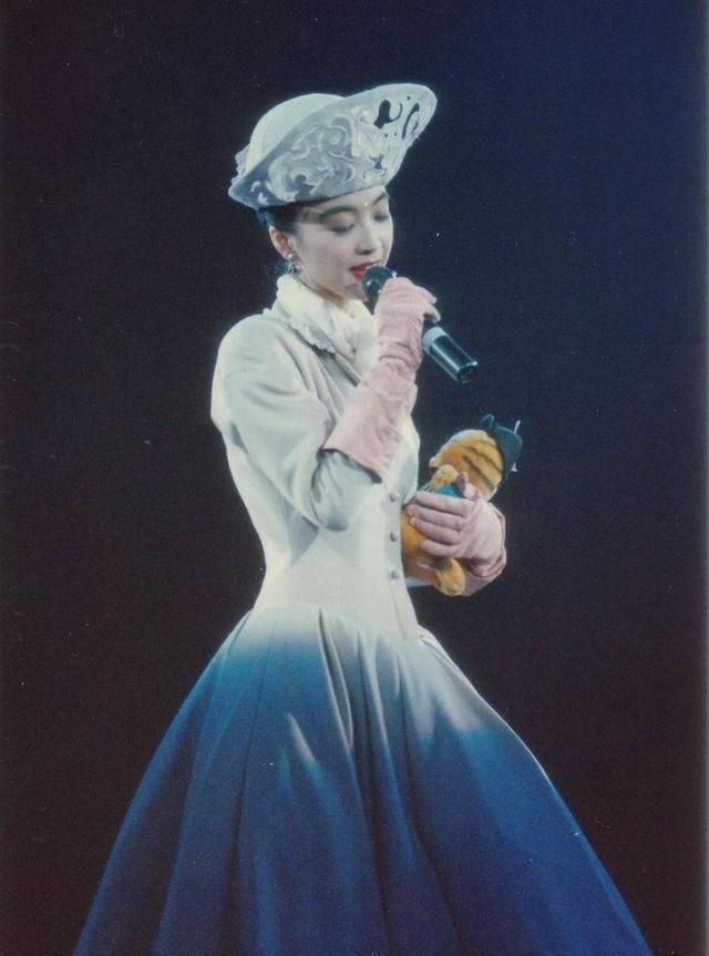 中国音乐界十大女歌手综合实力排名，那英韩红排不上，邓丽君第三